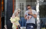 Amsterdam 17 juli 2018
Chantal janzen met man Marco Geeratz en hun zoontje op etrras en achter de kinderwagen.