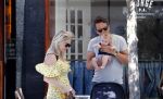 Amsterdam 17 juli 2018
Chantal janzen met man Marco Geeratz en hun zoontje op etrras en achter de kinderwagen.