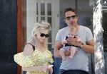 Amsterdam 17 juli 2018
Chantal janzen met man Marco Geeratz en hun zoontje op etrras en achter de kinderwagen.