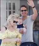 Amsterdam 17 juli 2018
Chantal janzen met man Marco Geeratz en hun zoontje op etrras en achter de kinderwagen.