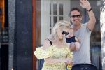 Amsterdam 17 juli 2018
Chantal janzen met man Marco Geeratz en hun zoontje op etrras en achter de kinderwagen.