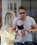 Amsterdam 17 juli 2018
Chantal janzen met man Marco Geeratz en hun zoontje op etrras en achter de kinderwagen.