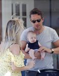 Amsterdam 17 juli 2018
Chantal janzen met man Marco Geeratz en hun zoontje op etrras en achter de kinderwagen.