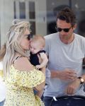 Amsterdam 17 juli 2018
Chantal janzen met man Marco Geeratz en hun zoontje op etrras en achter de kinderwagen.