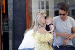 Amsterdam 17 juli 2018
Chantal janzen met man Marco Geeratz en hun zoontje op etrras en achter de kinderwagen.