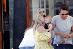 Amsterdam 17 juli 2018
Chantal janzen met man Marco Geeratz en hun zoontje op etrras en achter de kinderwagen.