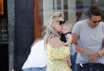 Amsterdam 17 juli 2018
Chantal janzen met man Marco Geeratz en hun zoontje op etrras en achter de kinderwagen.
