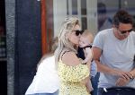Amsterdam 17 juli 2018
Chantal janzen met man Marco Geeratz en hun zoontje op etrras en achter de kinderwagen.