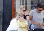 Amsterdam 17 juli 2018
Chantal janzen met man Marco Geeratz en hun zoontje op etrras en achter de kinderwagen.