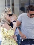 Amsterdam 17 juli 2018
Chantal janzen met man Marco Geeratz en hun zoontje op etrras en achter de kinderwagen.