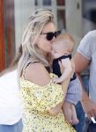 Amsterdam 17 juli 2018
Chantal janzen met man Marco Geeratz en hun zoontje op etrras en achter de kinderwagen.