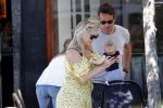 Amsterdam 17 juli 2018
Chantal janzen met man Marco Geeratz en hun zoontje op etrras en achter de kinderwagen.