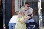 Amsterdam 17 juli 2018
Chantal janzen met man Marco Geeratz en hun zoontje op etrras en achter de kinderwagen.