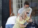 Amsterdam 17 juli 2018
Chantal janzen met man Marco Geeratz en hun zoontje op etrras en achter de kinderwagen.
