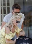 Amsterdam 17 juli 2018
Chantal janzen met man Marco Geeratz en hun zoontje op etrras en achter de kinderwagen.