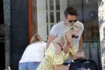 Amsterdam 17 juli 2018
Chantal janzen met man Marco Geeratz en hun zoontje op etrras en achter de kinderwagen.