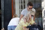 Amsterdam 17 juli 2018
Chantal janzen met man Marco Geeratz en hun zoontje op etrras en achter de kinderwagen.