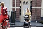 Amsterdam 17 juli 2018
Chantal janzen met man Marco Geeratz en hun zoontje op etrras en achter de kinderwagen.