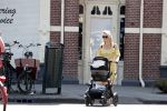 Amsterdam 17 juli 2018
Chantal janzen met man Marco Geeratz en hun zoontje op etrras en achter de kinderwagen.