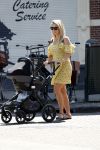 Amsterdam 17 juli 2018
Chantal janzen met man Marco Geeratz en hun zoontje op etrras en achter de kinderwagen.