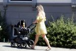 Amsterdam 17 juli 2018
Chantal janzen met man Marco Geeratz en hun zoontje op etrras en achter de kinderwagen.