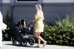 Amsterdam 17 juli 2018
Chantal janzen met man Marco Geeratz en hun zoontje op etrras en achter de kinderwagen.