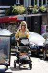 Amsterdam 17 juli 2018
Chantal janzen met man Marco Geeratz en hun zoontje op etrras en achter de kinderwagen.