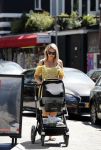 Amsterdam 17 juli 2018
Chantal janzen met man Marco Geeratz en hun zoontje op etrras en achter de kinderwagen.