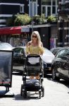 Amsterdam 17 juli 2018
Chantal janzen met man Marco Geeratz en hun zoontje op etrras en achter de kinderwagen.