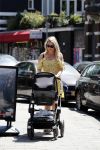 Amsterdam 17 juli 2018
Chantal janzen met man Marco Geeratz en hun zoontje op etrras en achter de kinderwagen.