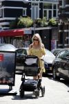 Amsterdam 17 juli 2018
Chantal janzen met man Marco Geeratz en hun zoontje op etrras en achter de kinderwagen.