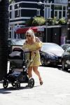 Amsterdam 17 juli 2018
Chantal janzen met man Marco Geeratz en hun zoontje op etrras en achter de kinderwagen.