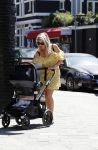 Amsterdam 17 juli 2018
Chantal janzen met man Marco Geeratz en hun zoontje op etrras en achter de kinderwagen.