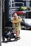 Amsterdam 17 juli 2018
Chantal janzen met man Marco Geeratz en hun zoontje op etrras en achter de kinderwagen.