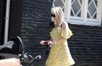 Amsterdam 17 juli 2018
Chantal janzen met man Marco Geeratz en hun zoontje op etrras en achter de kinderwagen.