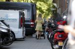 Amsterdam 17 juli 2018
Chantal janzen met man Marco Geeratz en hun zoontje op etrras en achter de kinderwagen.