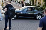 Amsterdam 29 juni 2018
Connie Palmen op weg naar haar BMW Z3 uit 1999.