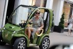 Amsterdam 21 juli 2018
Connie Witteman in haar Connieâ€™s creative Car Concept karretje op de pc hooftstraat.