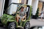 Amsterdam 21 juli 2018
Connie Witteman in haar Connieâ€™s creative Car Concept karretje op de pc hooftstraat.