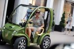 Amsterdam 21 juli 2018
Connie Witteman in haar Connieâ€™s creative Car Concept karretje op de pc hooftstraat.
