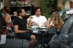 Amsterdam 24 juli 2018
Dotan Harpenau met (een) vriend op terras in Amsterdam.