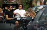 Amsterdam 24 juli 2018
Dotan Harpenau met (een) vriend op terras in Amsterdam.