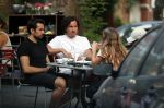 Amsterdam 24 juli 2018
Dotan Harpenau met (een) vriend op terras in Amsterdam.