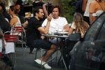 Amsterdam 24 juli 2018
Dotan Harpenau met (een) vriend op terras in Amsterdam.