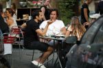 Amsterdam 24 juli 2018
Dotan Harpenau met (een) vriend op terras in Amsterdam.