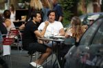 Amsterdam 24 juli 2018
Dotan Harpenau met (een) vriend op terras in Amsterdam.