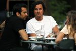 Amsterdam 24 juli 2018
Dotan Harpenau met (een) vriend op terras in Amsterdam.