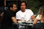 Amsterdam 24 juli 2018
Dotan Harpenau met (een) vriend op terras in Amsterdam.