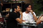 Amsterdam 24 juli 2018
Dotan Harpenau met (een) vriend op terras in Amsterdam.