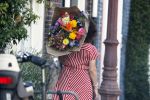 Amsterdam 28 juni 2018
Femke Halsema krijgt bloemen omdat ze de nieuwe burgemeester van Amsterdam wordt.